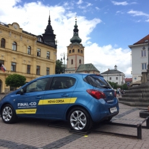 Silní muži dvíhali vozidlá OPEL